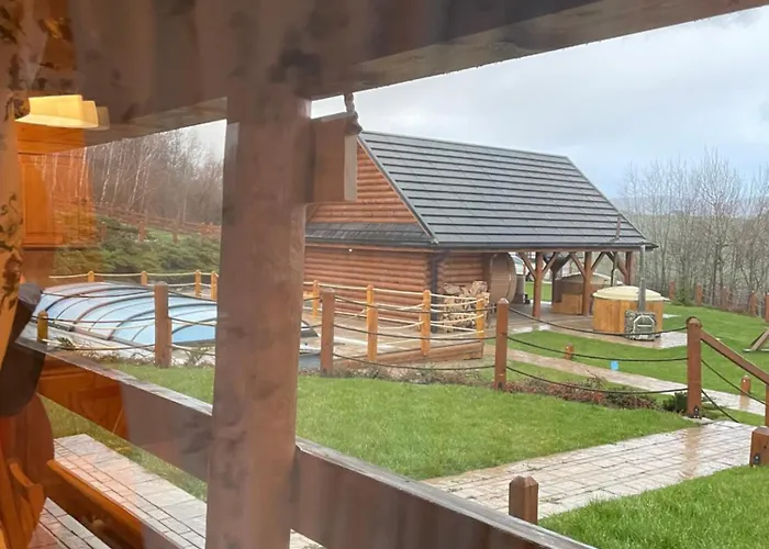 בקתה Zagroda Z Bala Z Basenem & Sauna & Balia Z Hydromasazem Slopnice